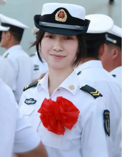 港城温情，香港阿姨抢票只为将照片送给海军女兵